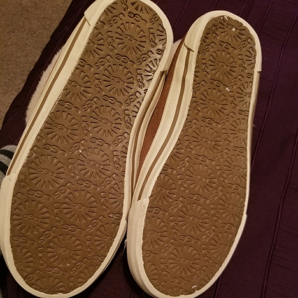 UGG Indoor/Outdoor Slippers - Picture 4 of 4